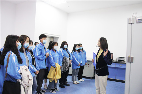 時代青年講奉獻(xiàn)  愛心熱血勇?lián)?dāng)——安康職業(yè)技術(shù)學(xué)院學(xué)生參加血站開放日活動