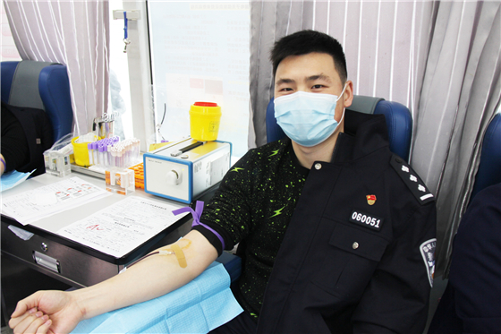 人民警察一心為民，捋袖捐血鐵血柔情——安康市公安局積極開展冬季獻血活動