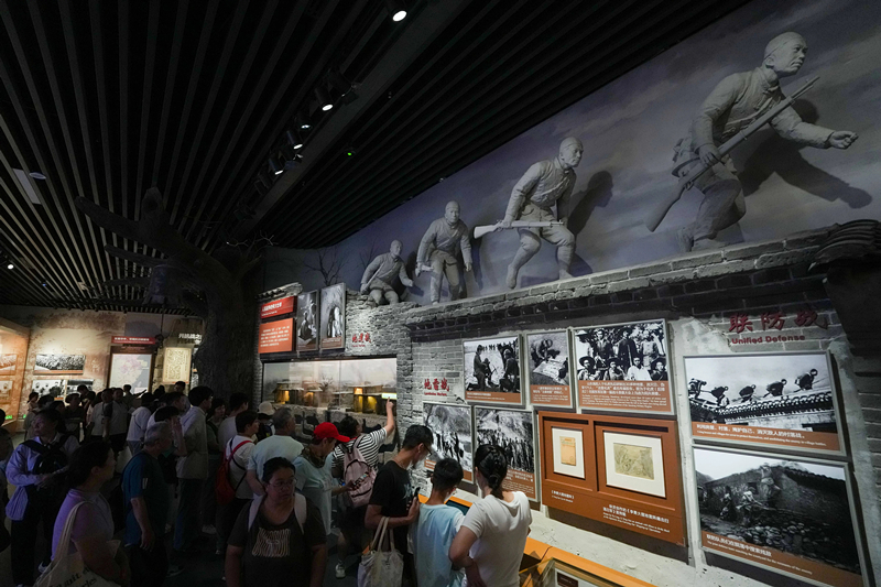2025年7月8日，參觀者在中國(guó)人民抗日戰(zhàn)爭(zhēng)紀(jì)念館參觀《為了民族解放與世界和平》主題展覽。