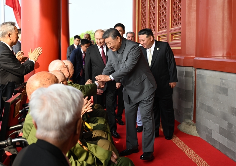 2025年9月3日，習(xí)近平總書記同抗戰(zhàn)老戰(zhàn)士老同志代表親切握手，向他們表示崇高敬意。