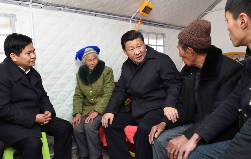 2015年1月19日，習(xí)近平總書記來到云南魯?shù)榭h小寨鎮(zhèn)甘家寨紅旗社區(qū)過渡安置點(diǎn)，看望受災(zāi)群眾甘正芬和她的老伴兒鄒體富。
