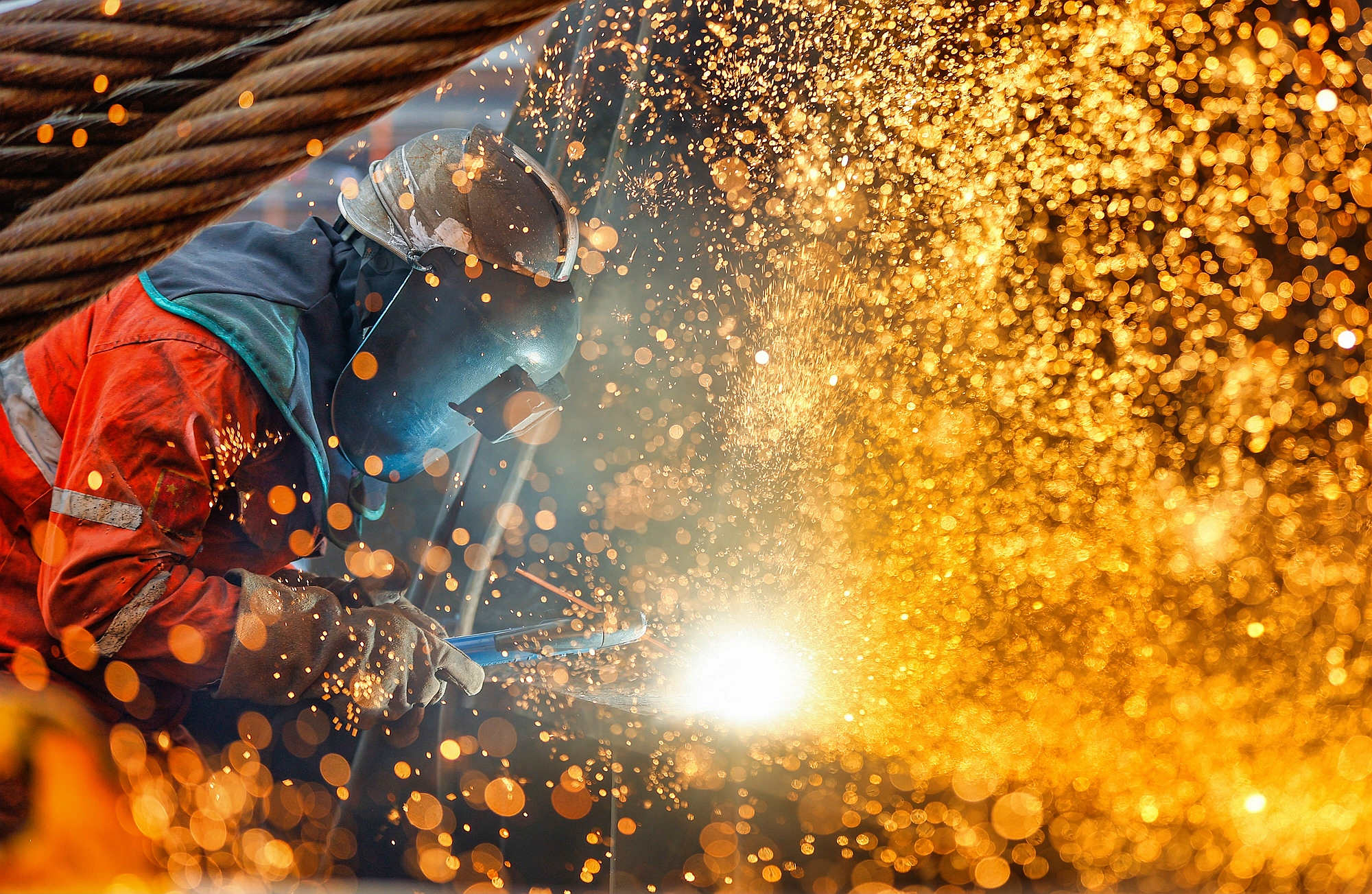 △ 2026年1月29日，在天津市濱海新區(qū)，海上油氣平臺建設(shè)工人進(jìn)行現(xiàn)場施工。