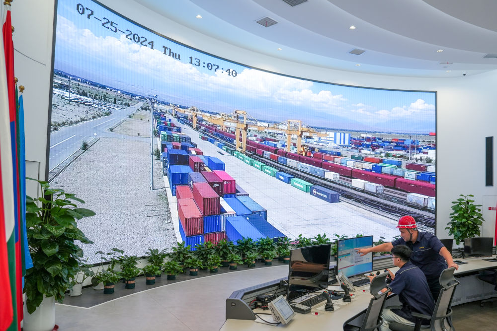 △ 在中哈（連云港）物流合作基地，工作人員通過“中哈物流場站”信息化跟蹤系統(tǒng)查看集裝箱運(yùn)輸情況（2024年7月25日攝）。