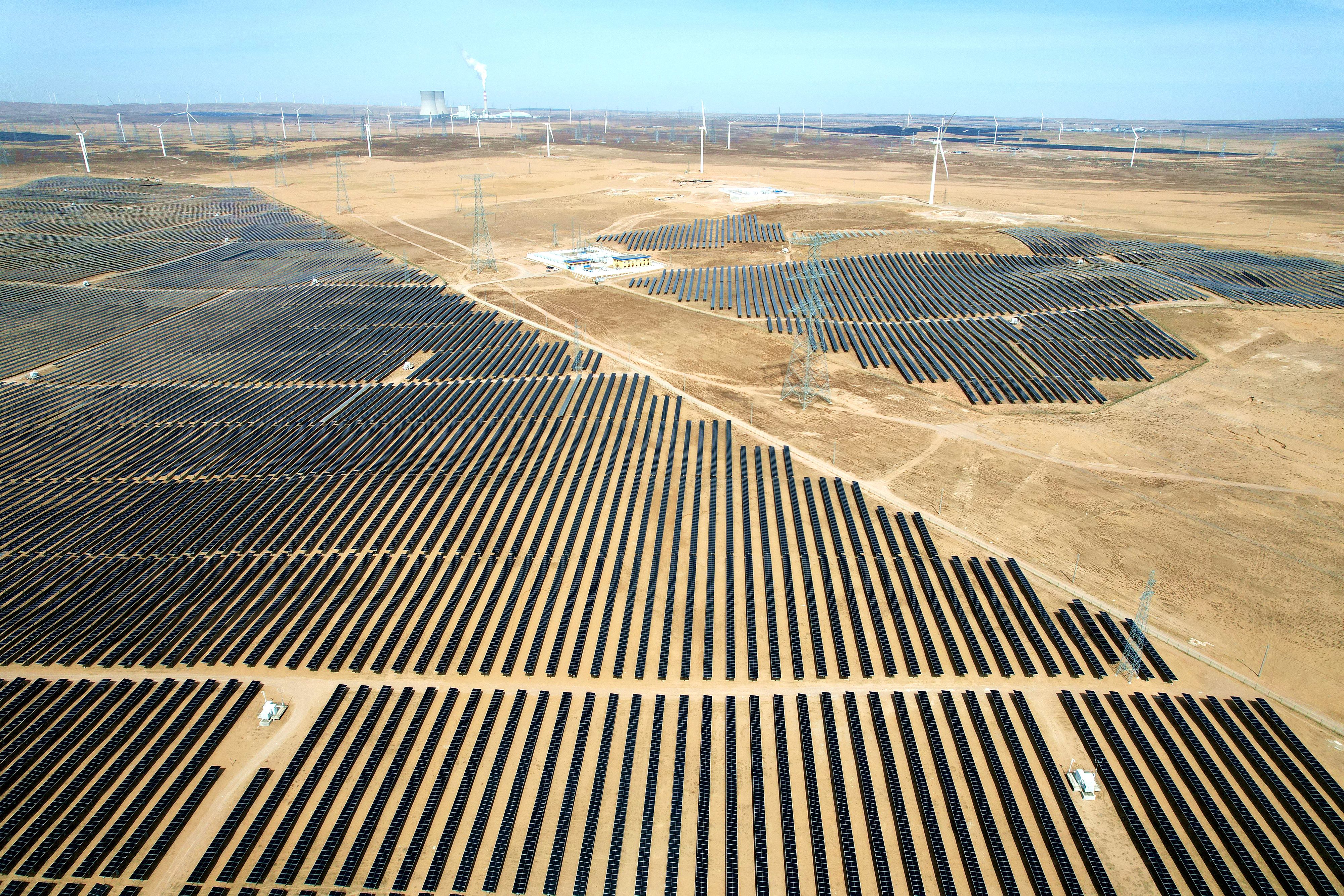 2026年3月18日，寧夏銀川，在靈武市白土崗鄉(xiāng)的一處光伏產(chǎn)業(yè)基地，成片的太陽能光伏板匯成一片“藍(lán)色海洋”。