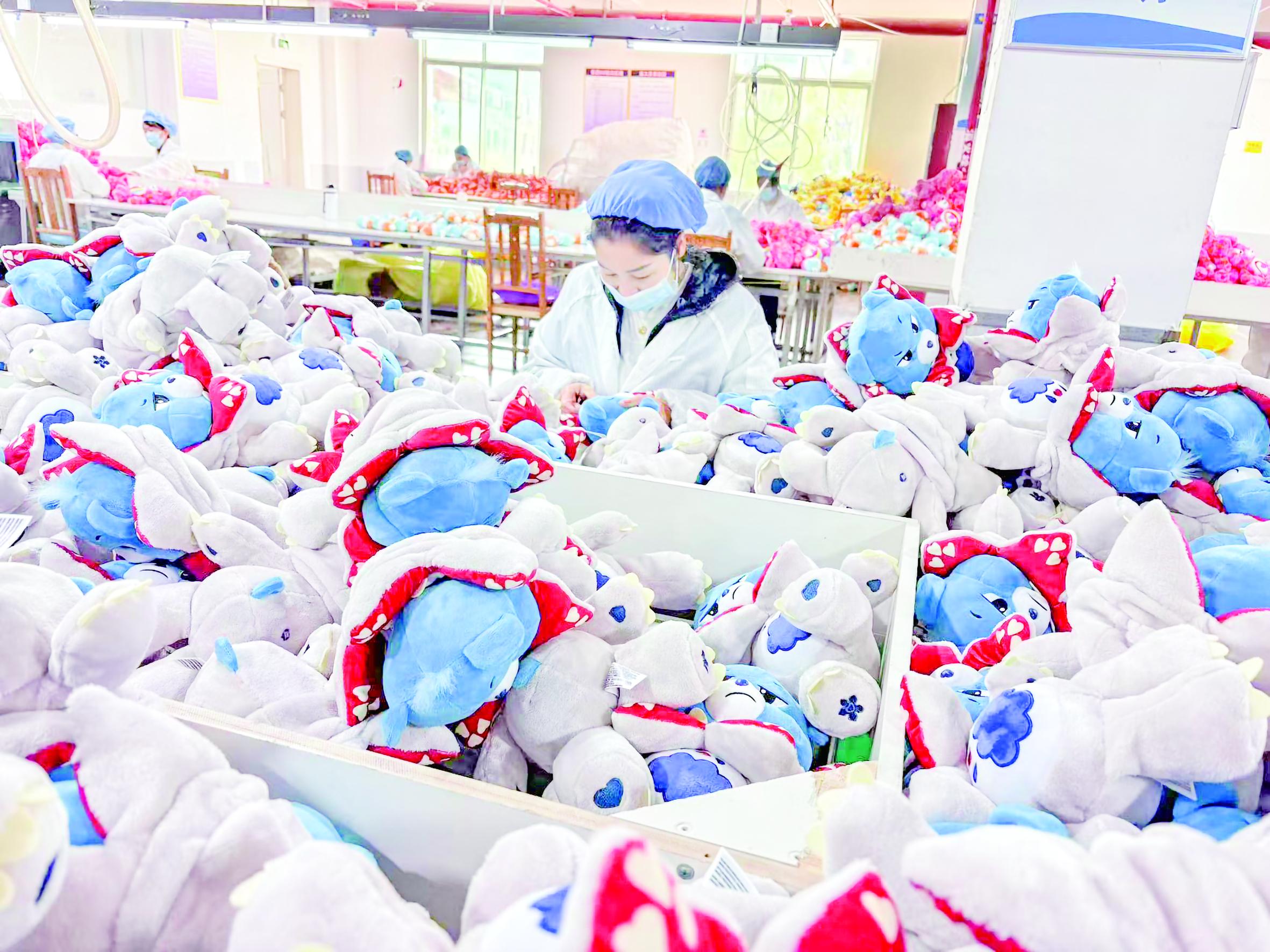 安康恒安玩具有限公司生產(chǎn)車間內(nèi)工人正在制作玩偶 郭颯 攝