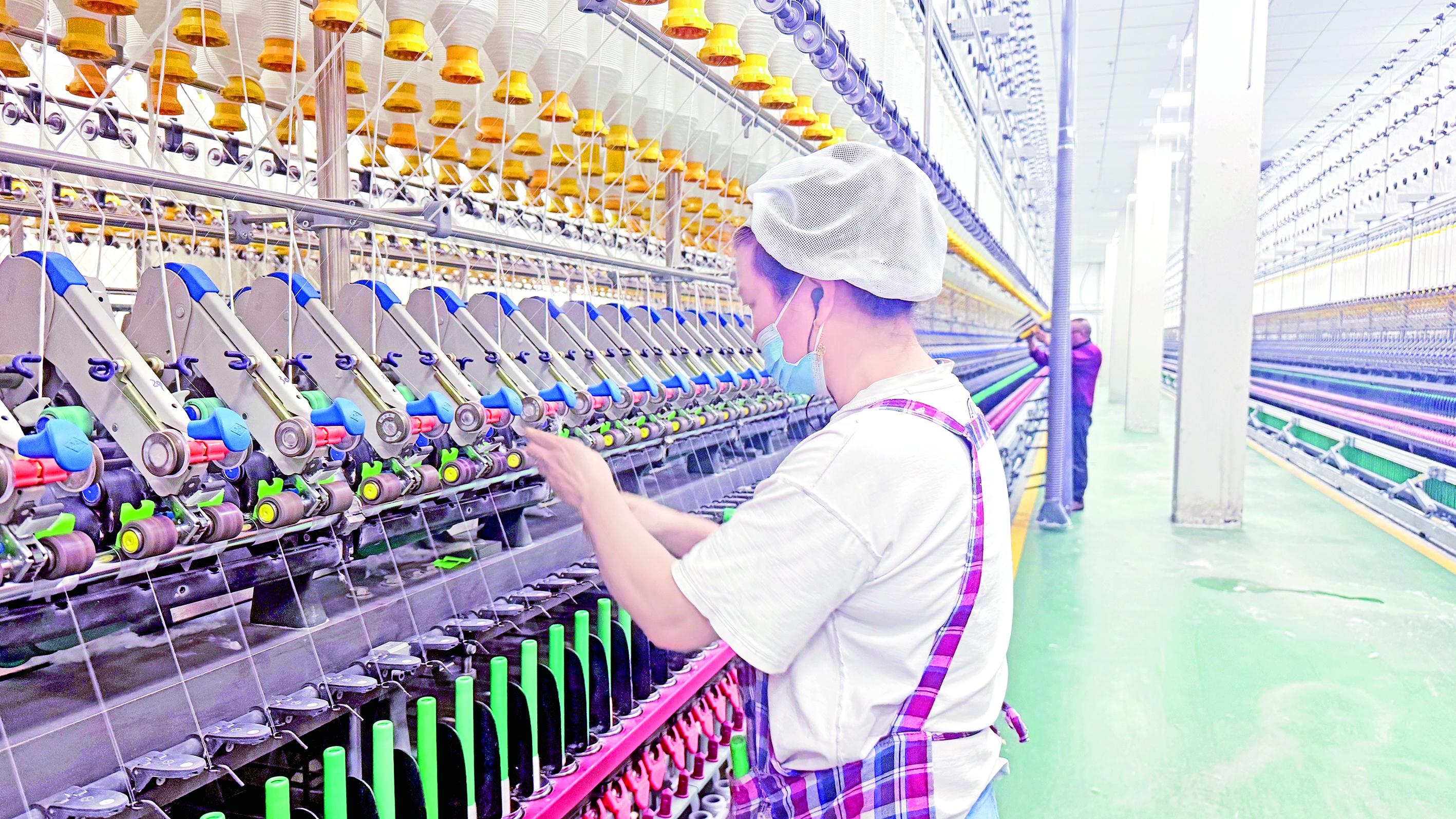 陜西永豐特種紗線有限公司新車間設(shè)備已投用 徐歡 攝