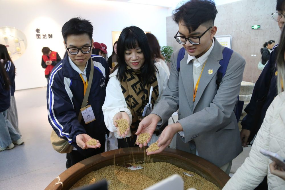 2026年3月30日，參加“紅色研學(xué)之旅”的越南青年在河北參觀新農(nóng)村建設(shè)。